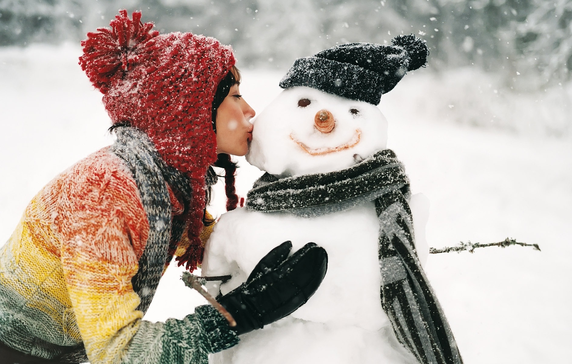 woman_kissing_snow_man-other.jpg